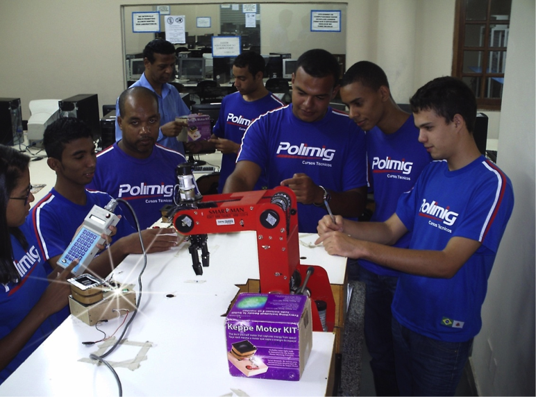 Alunos da POLIMIG, do Curso de Mecatrônica  realizando experimentos com o Keppe Motor , utilizando um braço robótico.2012